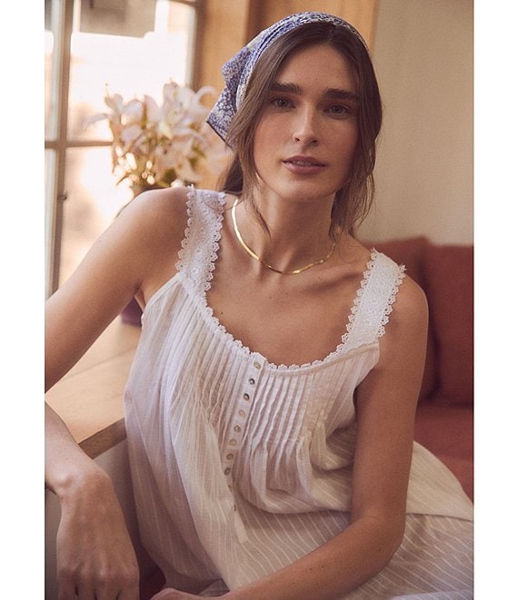 Lightweight cotton nightdress with delicate venise lace