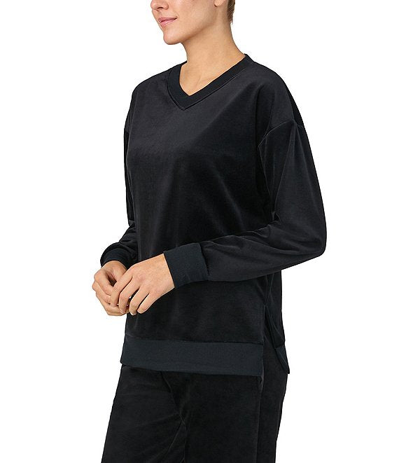 Women’s solid fleece V-neck loungewear top