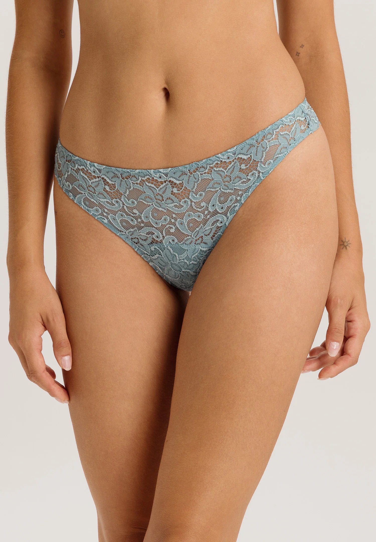 Hanro Moments Elegant French Lace Thong