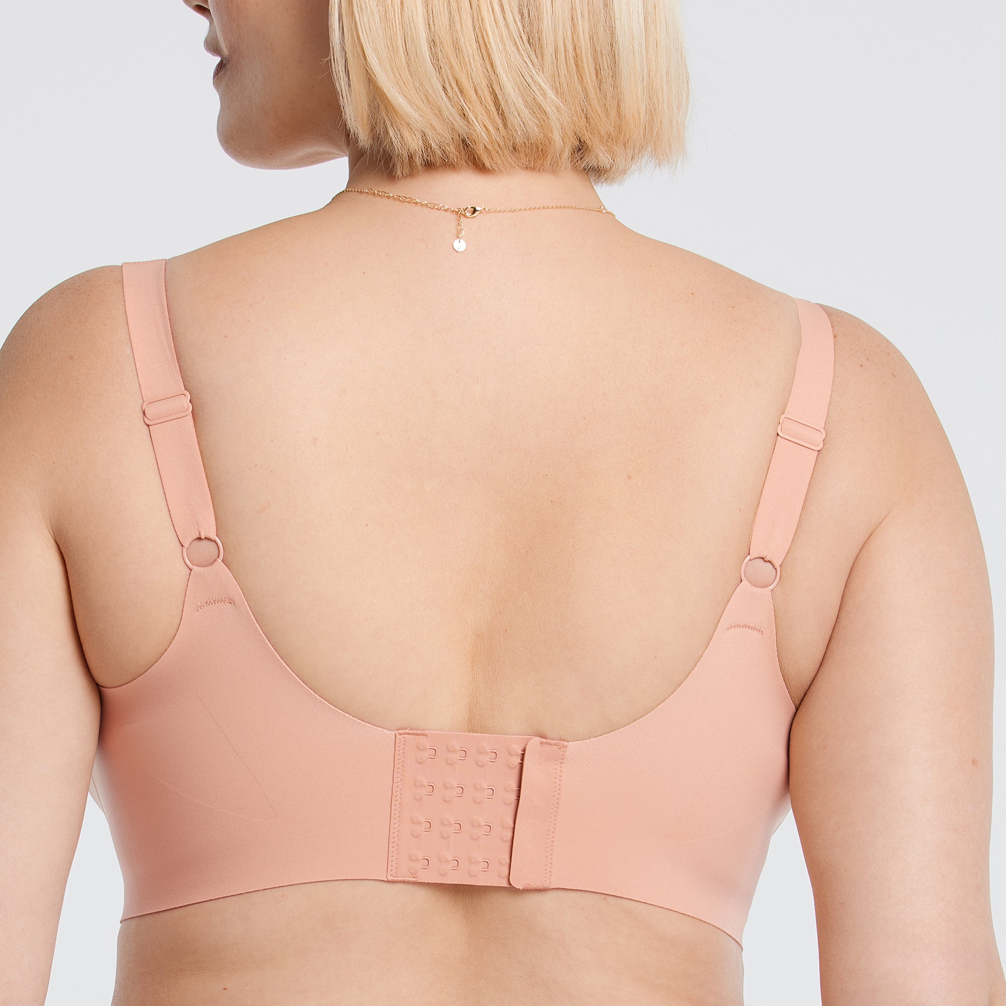 Seamless moisture-wicking plunge bra