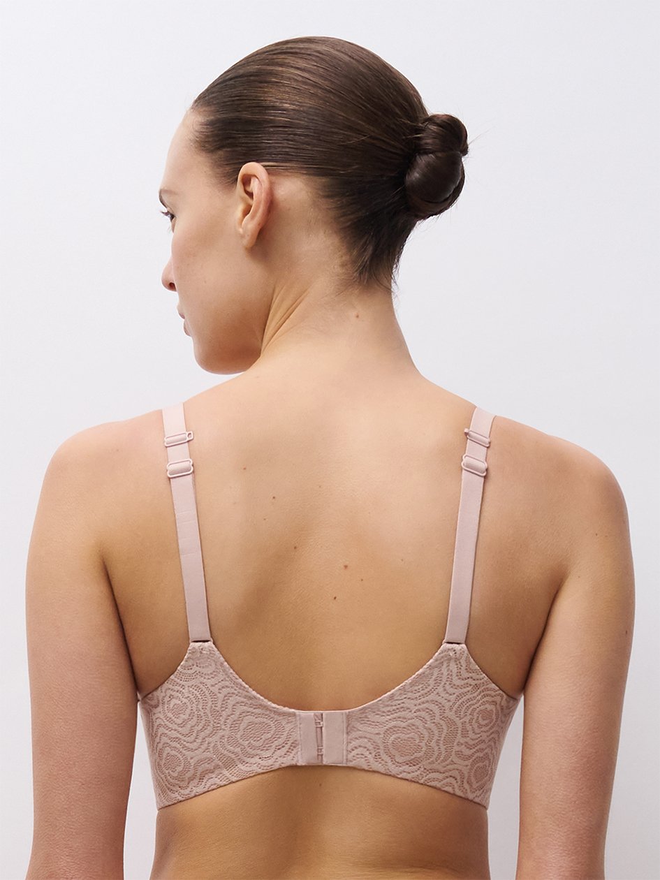 Seamless molded bra with adjustable straps
