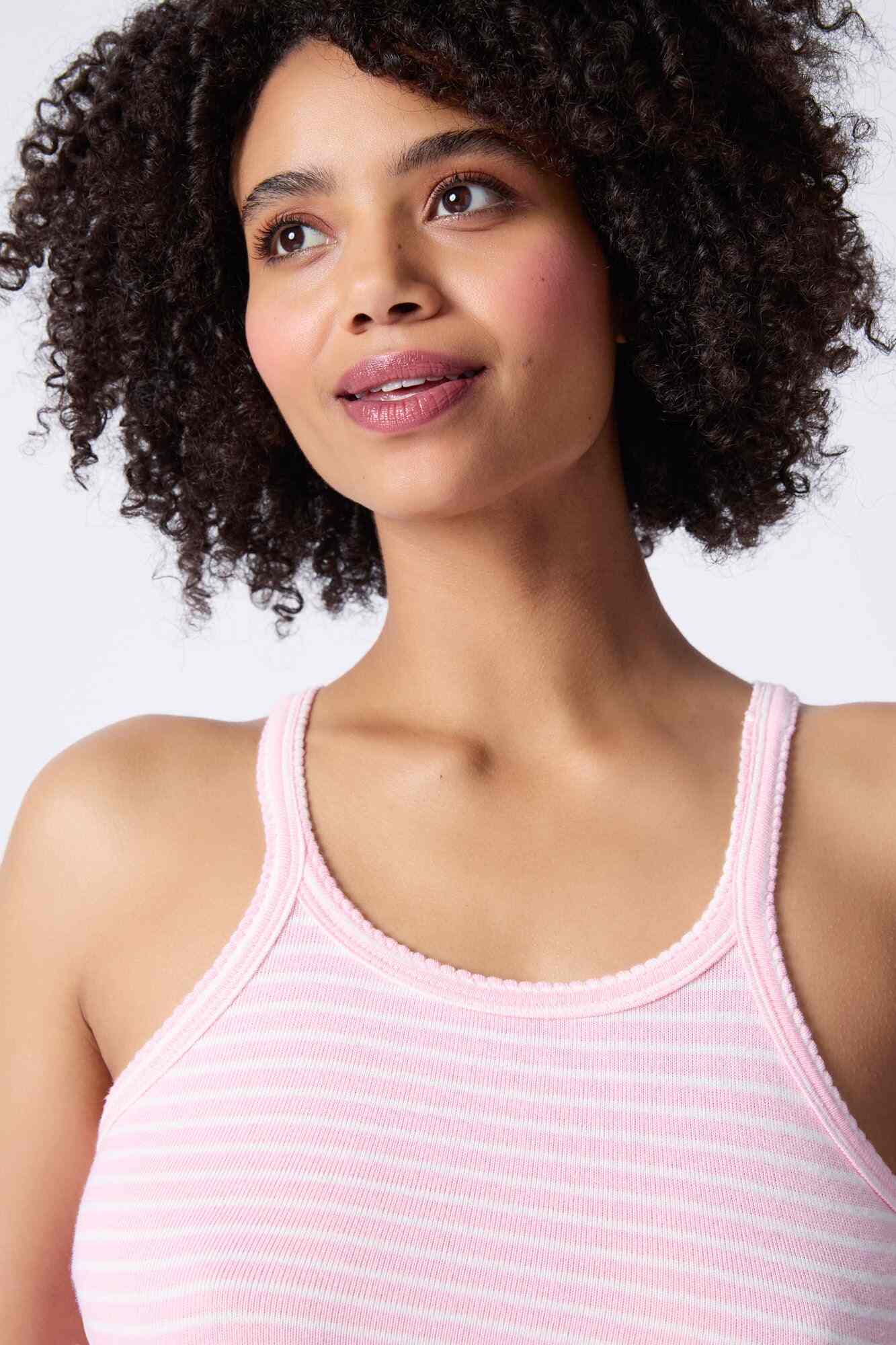 features scallop edge binding