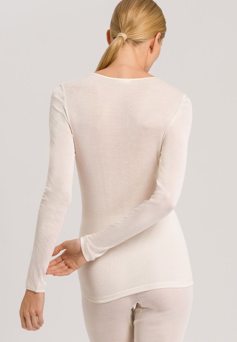 Long-sleeve with scooped neckline shirt